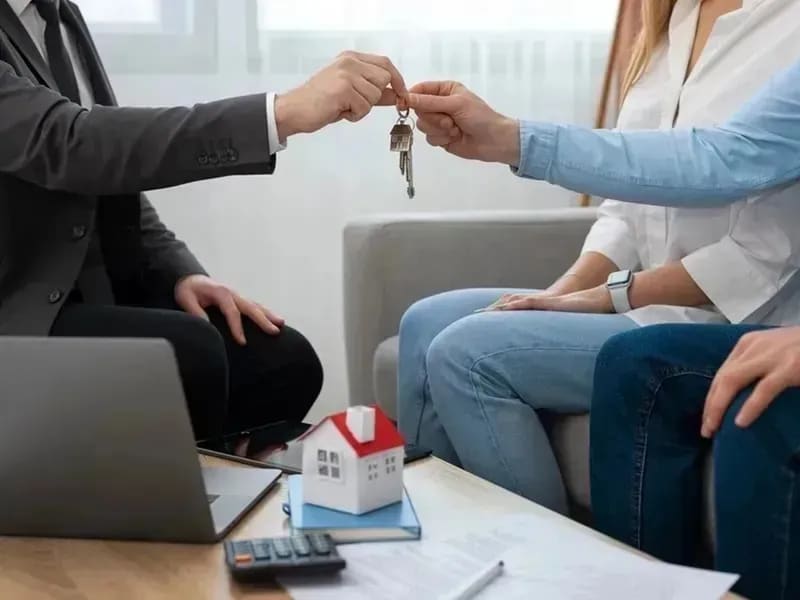 Apartament vechi cu trei camere în București, fațadă clasică Apartament vechi cu trei camere în București, fațadă clasică
