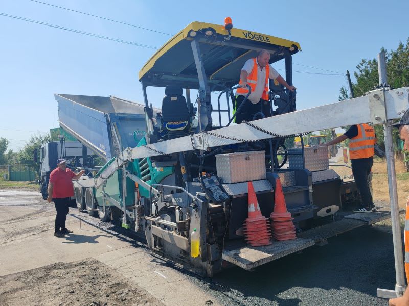Echipaje de drumuri județene asfaltând strada Albatrosului în Poiana