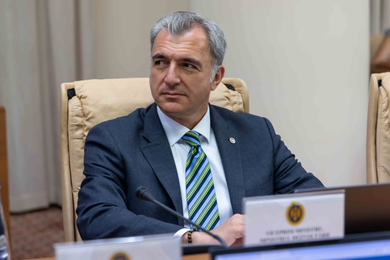 Eugeniu Osmochescu în timpul unei conferințe oficiale în Moldova Eugeniu Osmochescu în timpul unei conferințe oficiale în Moldova