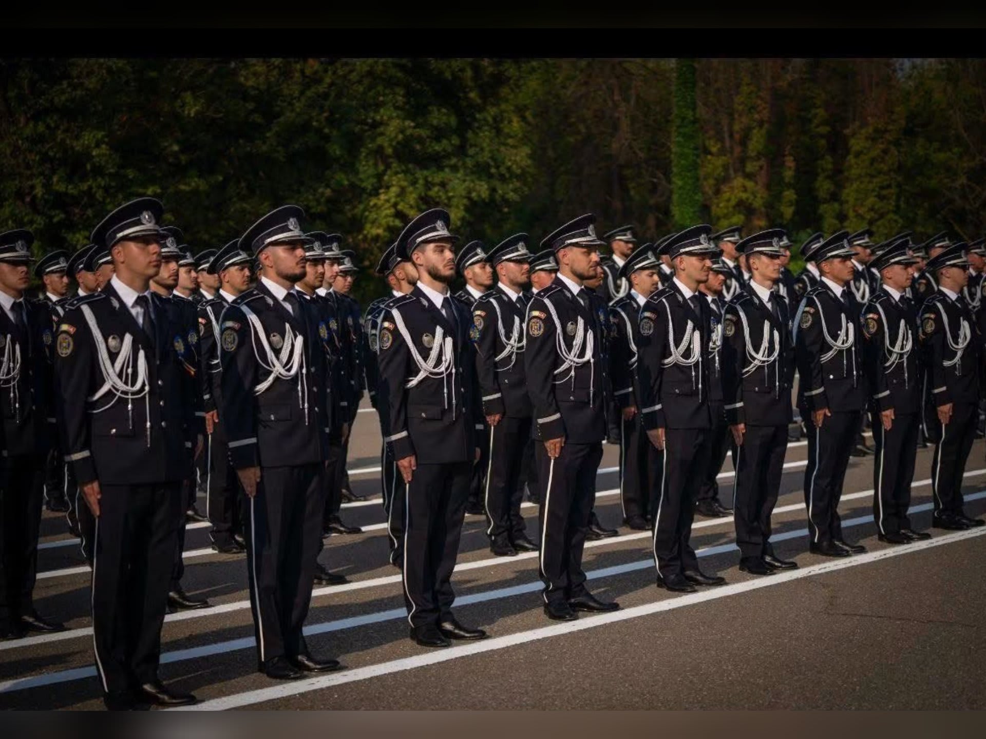 Polițiști în uniformă în timpul recrutării pentru Academia de Poliție