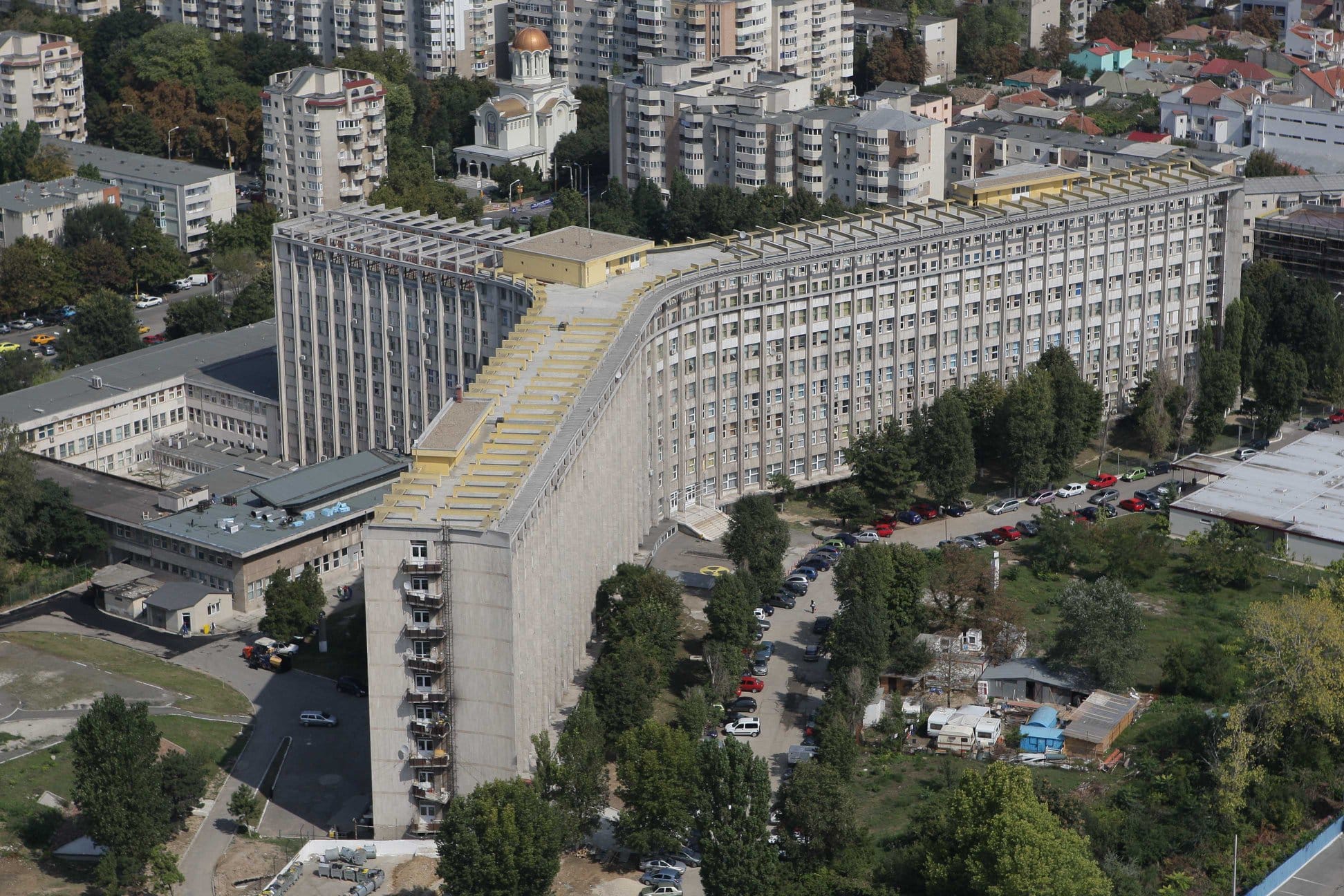 Medic în spital direcționând pacient către centru social