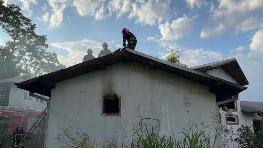 Pompieri în acțiune la un incendiu la o clădire dezafectată din Tulcea