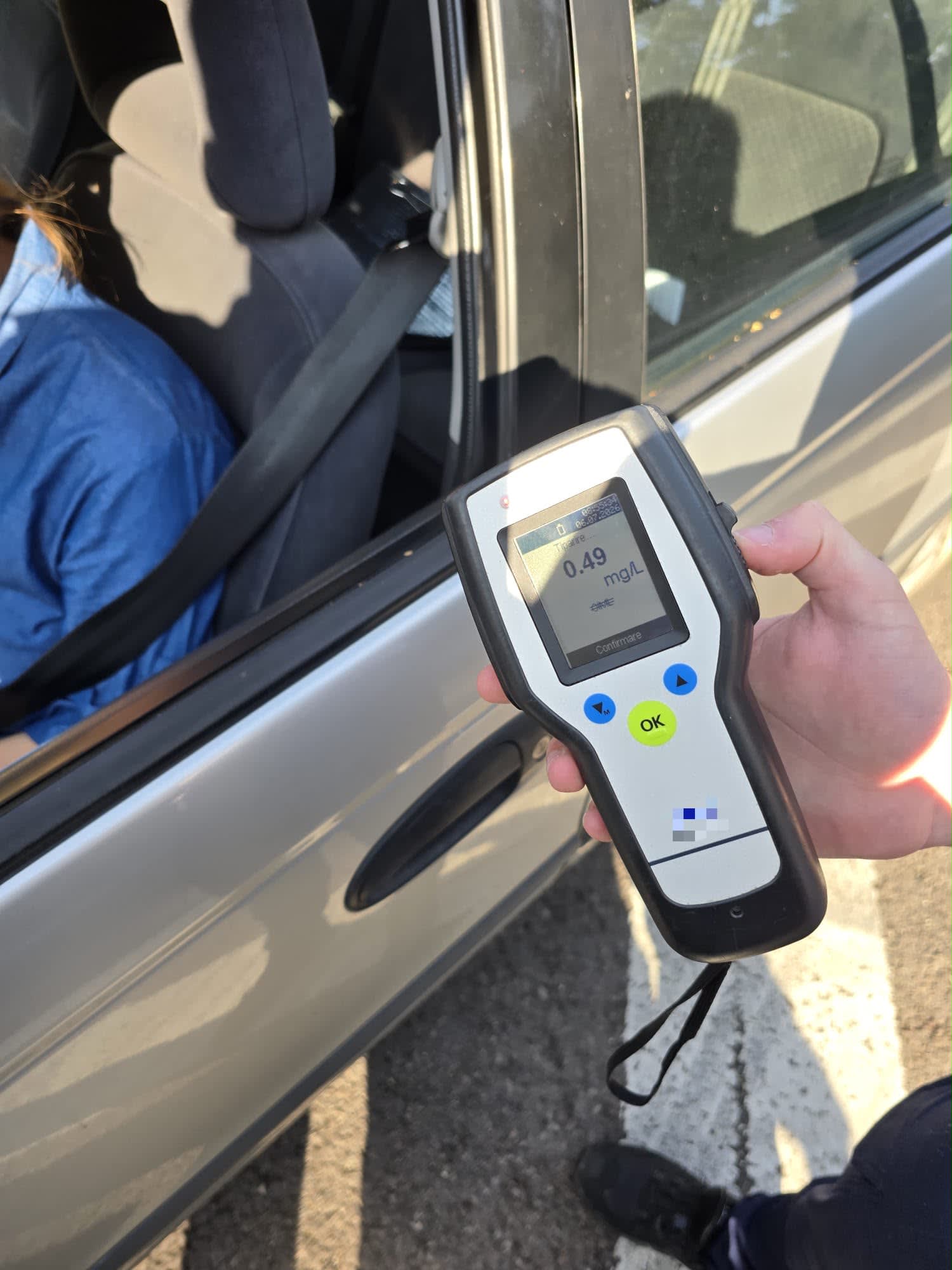Polițiști rutieri verificând un șofer în Vâlcea