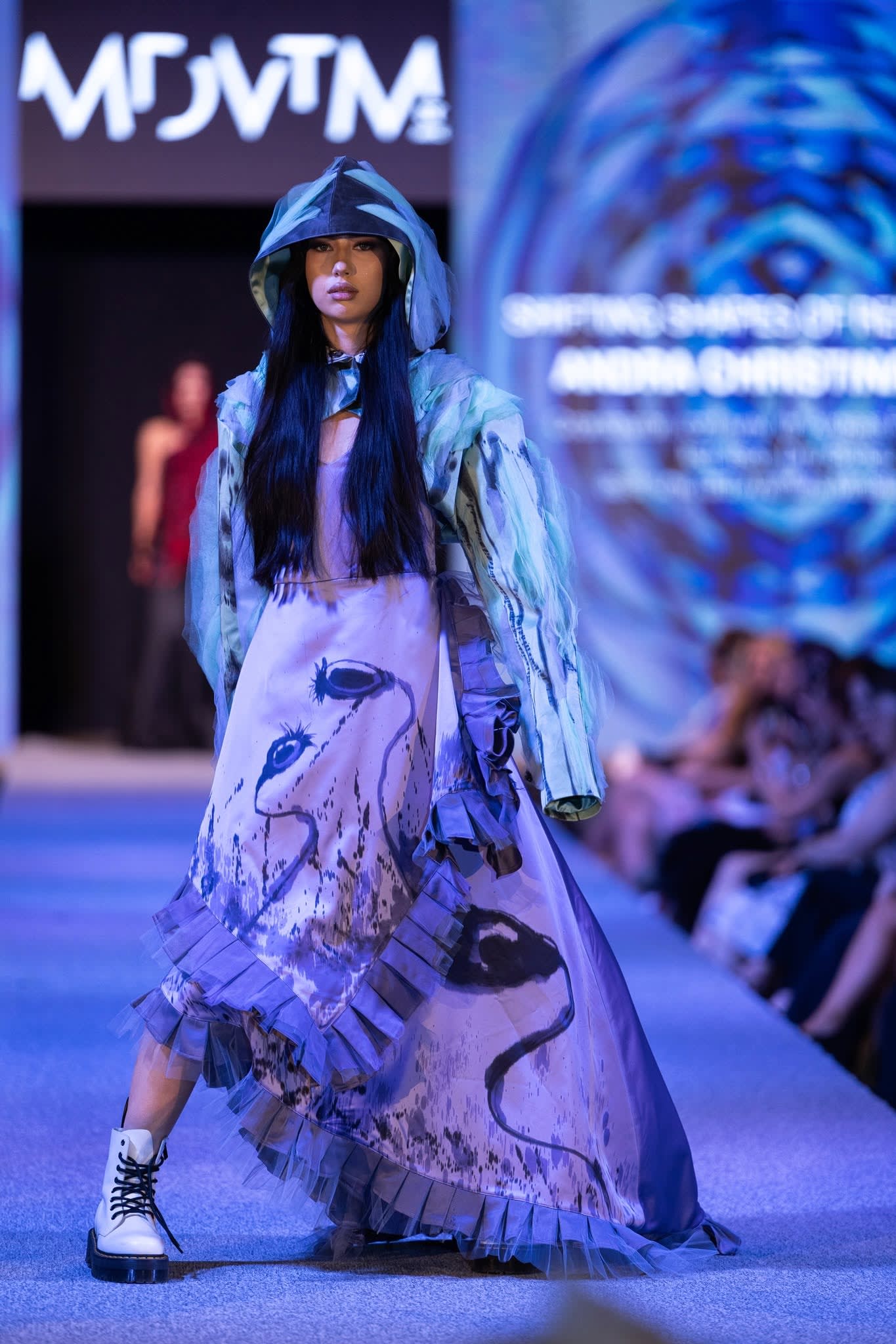 Podium cu modele vestimentare creative la Gala UVT Timișoara