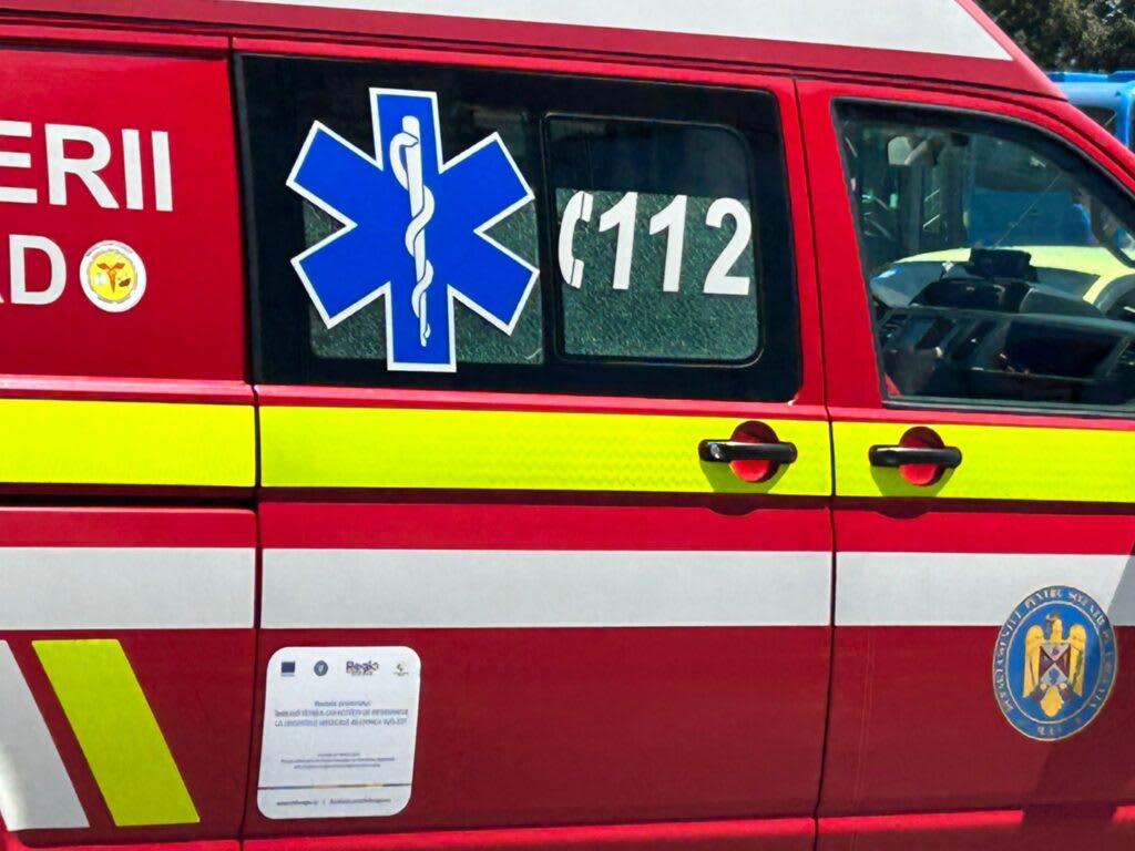 Salvatori ISU Constanța extragând muncitor din mal de pământ