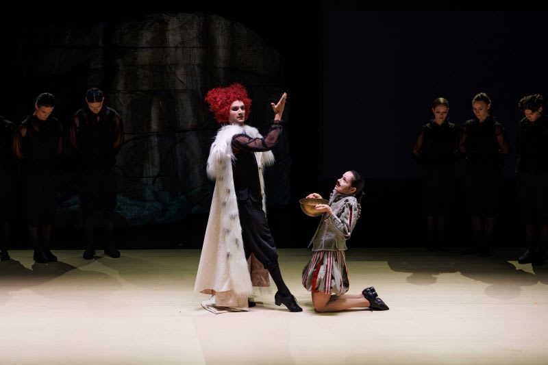 Spectacol de teatru în scenă, actori în costume, public în sală Spectacol de teatru în scenă, actori în costume, public în sală