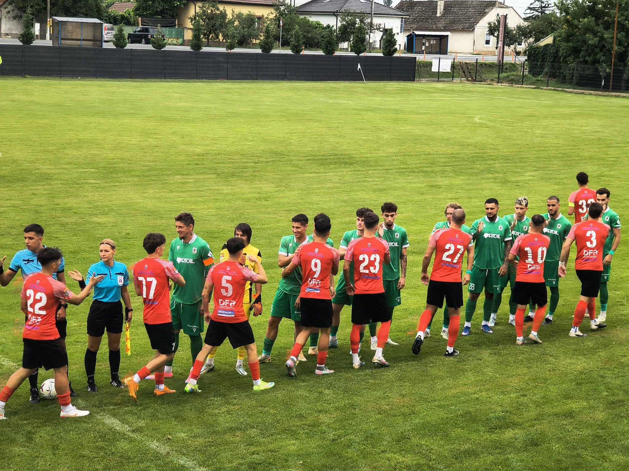 Jucători de fotbal în acțiune pe terenul de la Șag