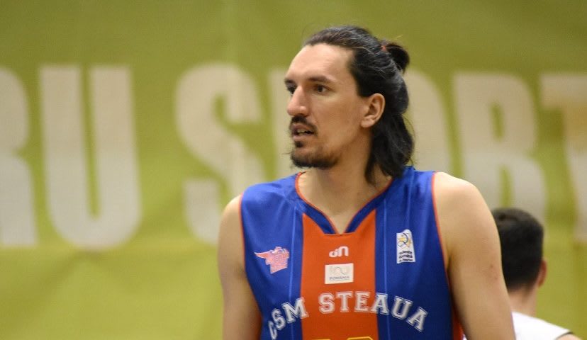 Cătălin Baciu în acțiune pe teren de baschet, echipament oficial Cătălin Baciu în acțiune pe teren de baschet, echipament oficial