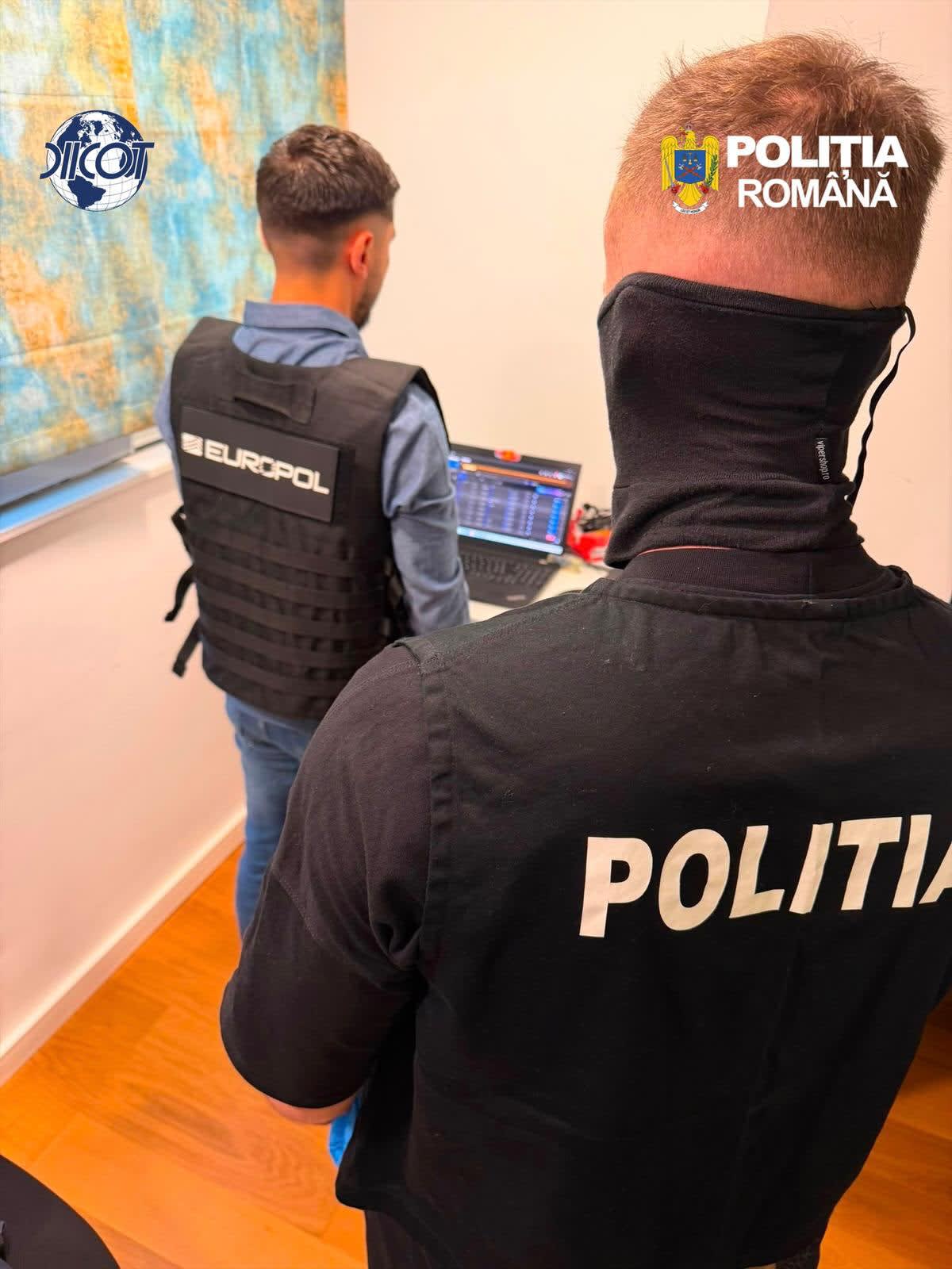 Polițiști DIICOT în timpul perchezițiilor la Râmnicu Vâlcea