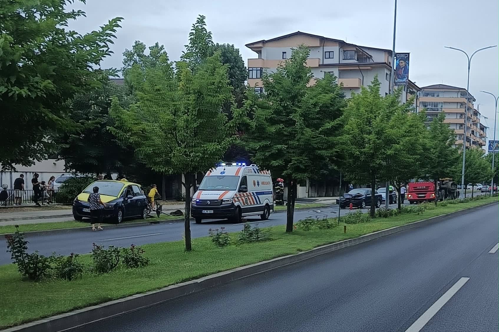 Impact între două autoturisme pe bulevardul Dem Rădulescu din Râmnicu Vâlcea