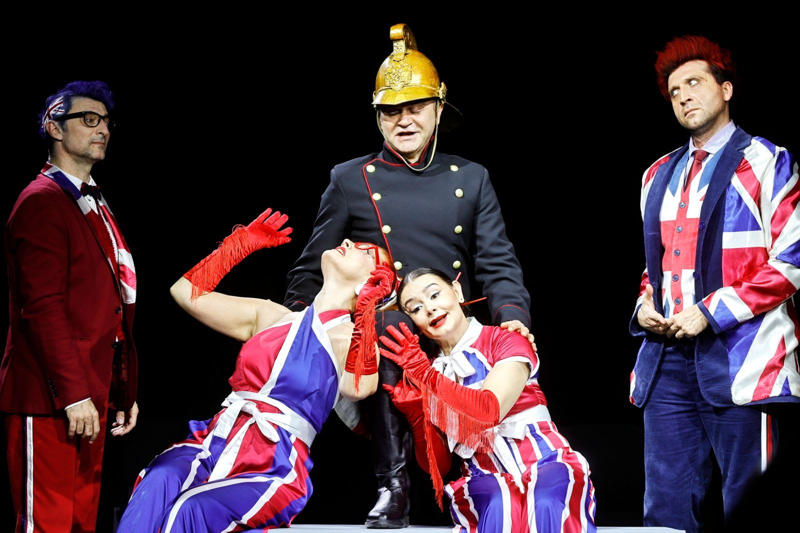 Actor pe scenă în spectacolul Cântăreața cheală, Teatrul Național Timișoara