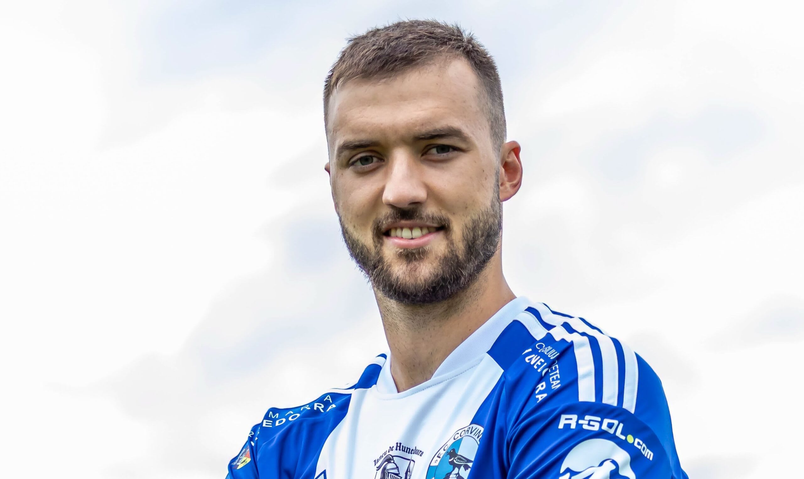 Jucători de fotbal în acțiune, echipament sportiv, stadion