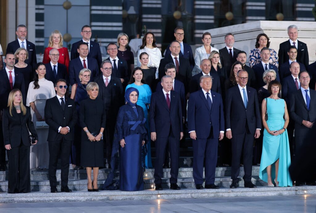 Lideri NATO semnând declarația de la Ankara Lideri NATO semnând declarația de la Ankara