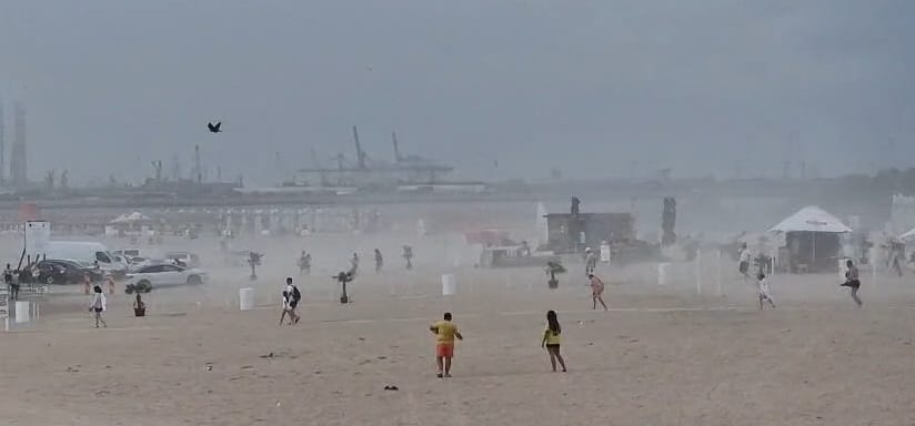 Vânt puternic ridică nisip pe plaja din Eforie Nord în timpul codului galben Vânt puternic ridică nisip pe plaja din Eforie Nord în timpul codului galben