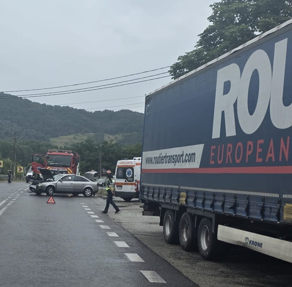 Accident rutier cu autocamion și autoturism în Bujoreni Accident rutier cu autocamion și autoturism în Bujoreni