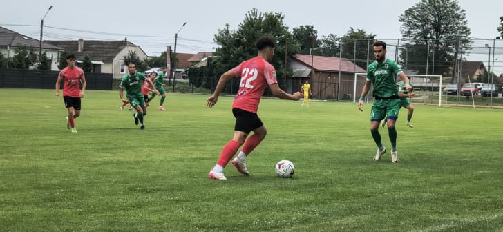 Jucători de fotbal în acțiune pe teren propriu Jucători de fotbal în acțiune pe teren propriu