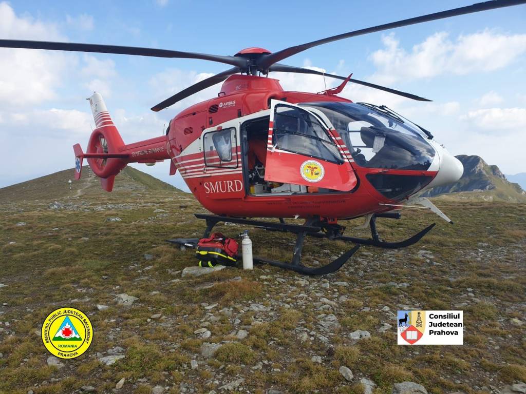 Elicopter de salvare montană deasupra Vârfului Omu în Prahova Elicopter de salvare montană deasupra Vârfului Omu în Prahova