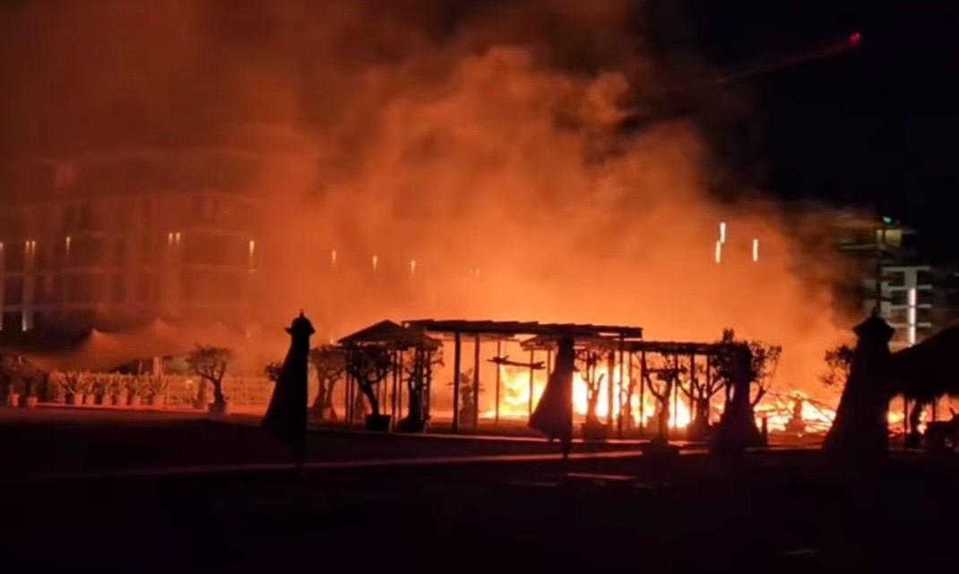 Pompieri stingând incendiu la beach-bar în Mamaia