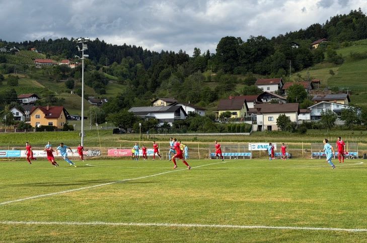 Fotbalist FC Bihor în acțiune pe terenul din Slovenia Fotbalist FC Bihor în acțiune pe terenul din Slovenia