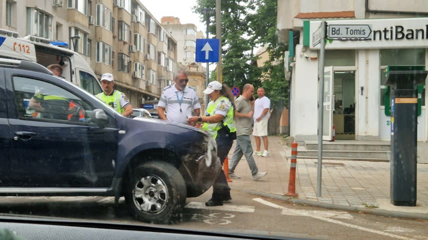 Mașină Dacia Duster avariată pe marcajul pietonal în Constanța