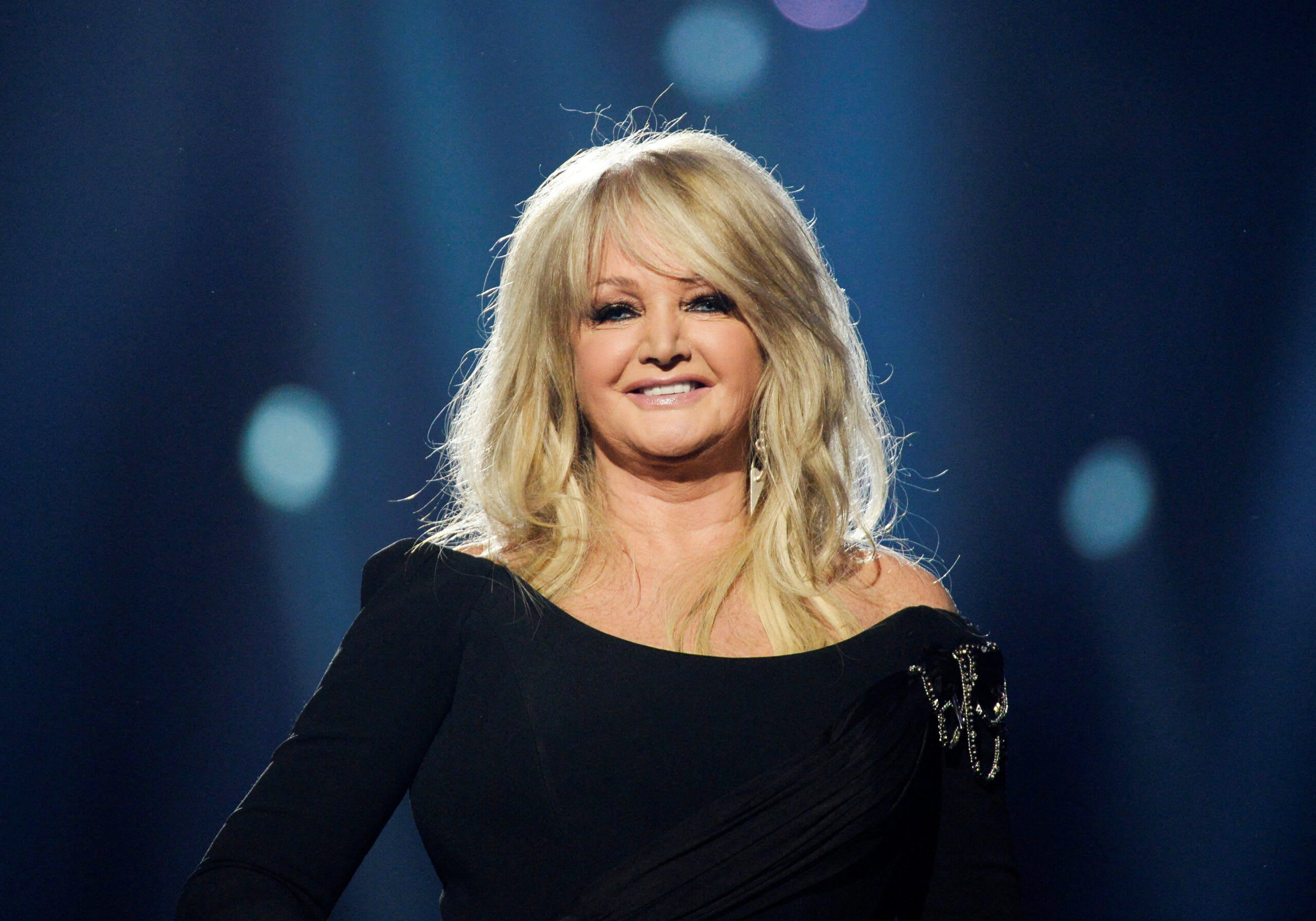 Portret al cântăreței Bonnie Tyler în scenă