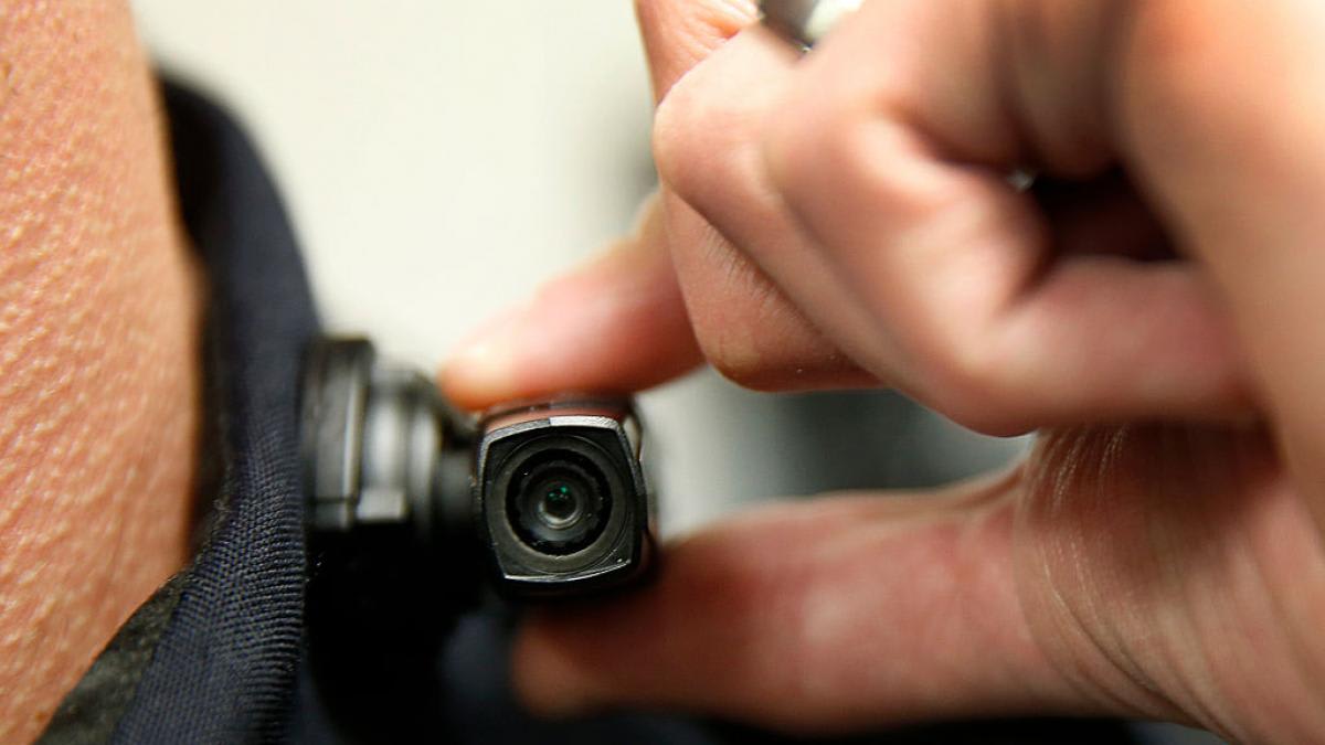 Inspector ANAF cu bodycam în timpul controlului fiscal Inspector ANAF cu bodycam în timpul controlului fiscal