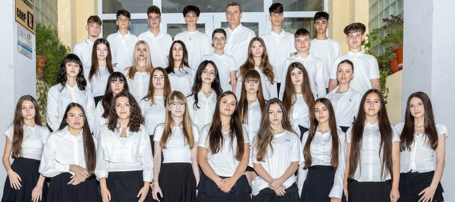 Elevi fericiți cu diplome și note mari la Evaluarea Națională Elevi fericiți cu diplome și note mari la Evaluarea Națională