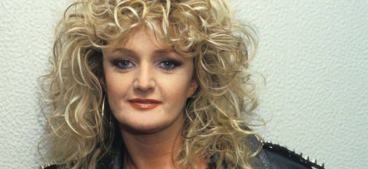 Bonnie Tyler cântând pe scenă, în vârstă de 75 de ani, în timpul unui concert Bonnie Tyler cântând pe scenă, în vârstă de 75 de ani, în timpul unui concert