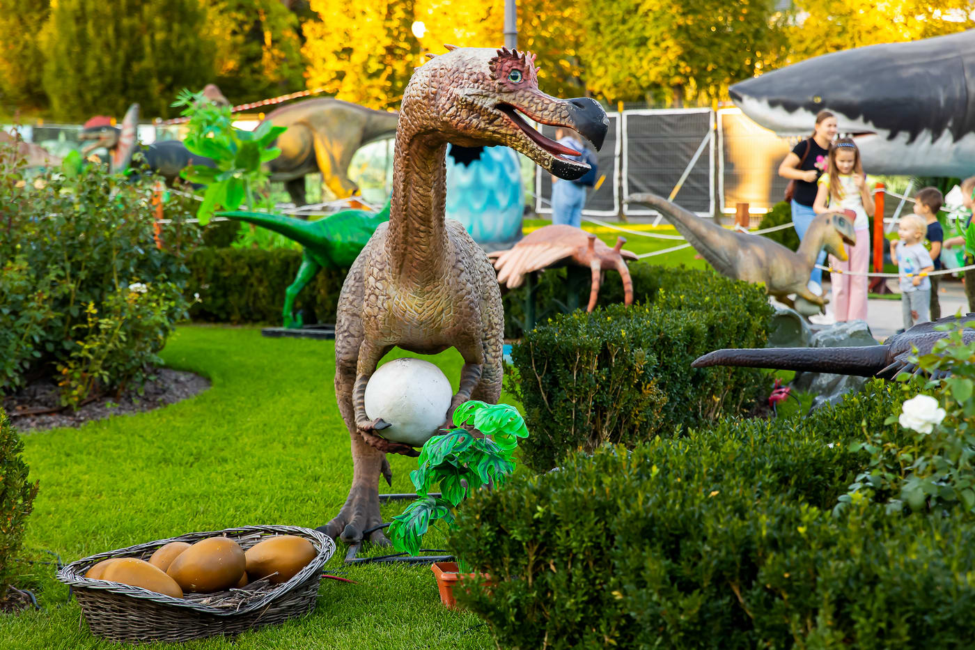 Expoziție de dinozauri animatronici în Grădina Palas Expoziție de dinozauri animatronici în Grădina Palas