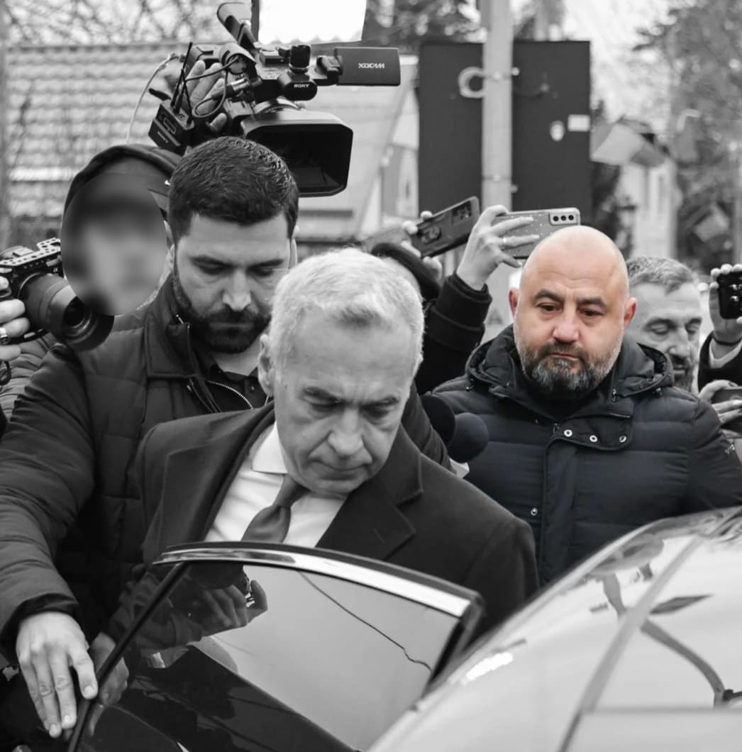 Mașină cu poster mare al lui Călin Georgescu lipit pe spate, în Londra