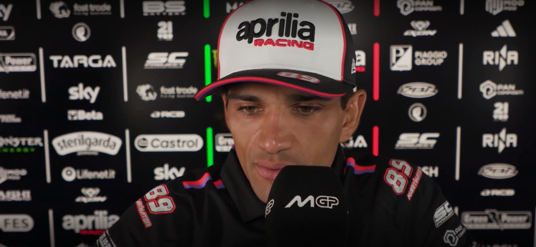 Jorge Martin în echipament de curse pe pistă MotoGP Jorge Martin în echipament de curse pe pistă MotoGP