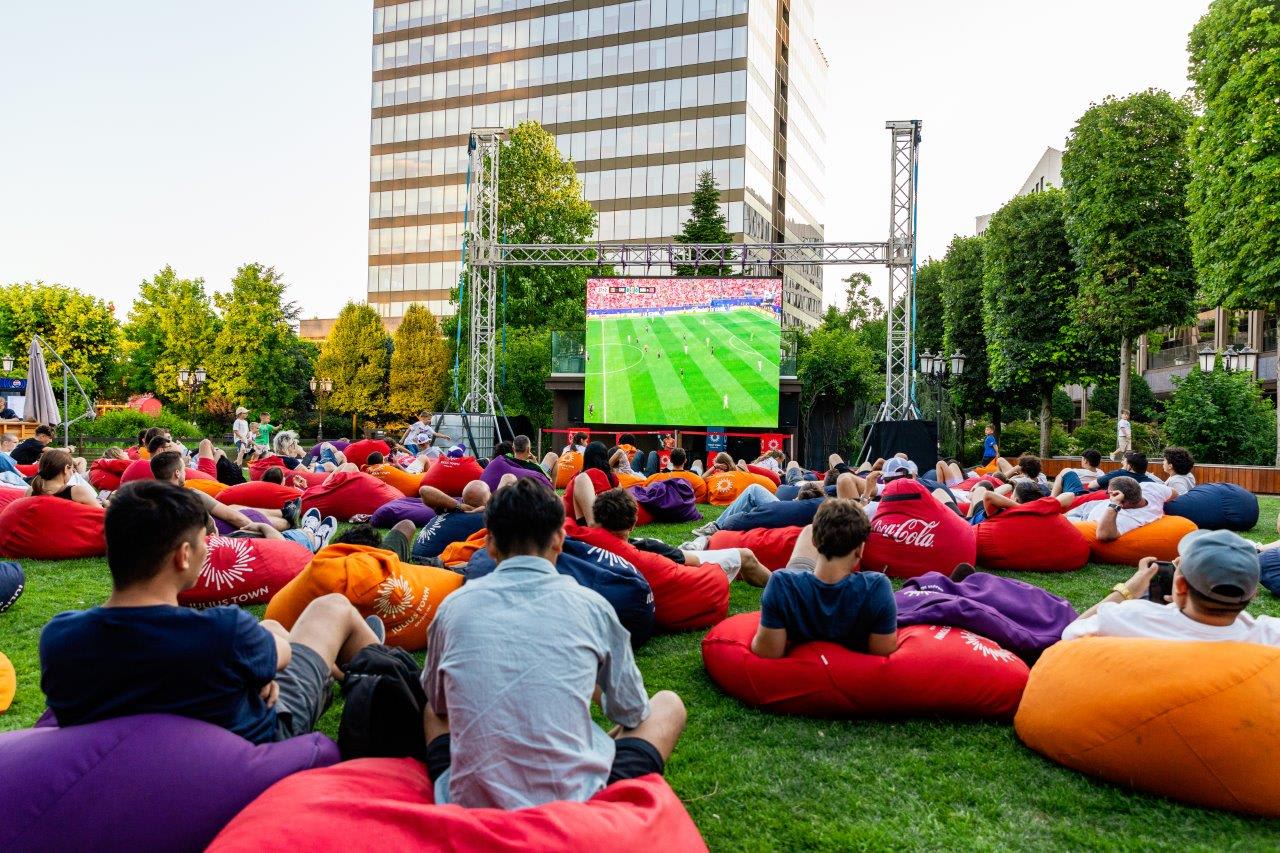 Copii participând la activități în aer liber în Iulius Gardens Copii participând la activități în aer liber în Iulius Gardens