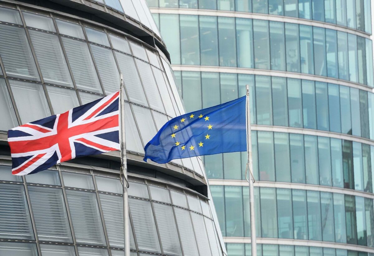 Nick Clegg în discurs public, simbol Brexit și UE Nick Clegg în discurs public, simbol Brexit și UE