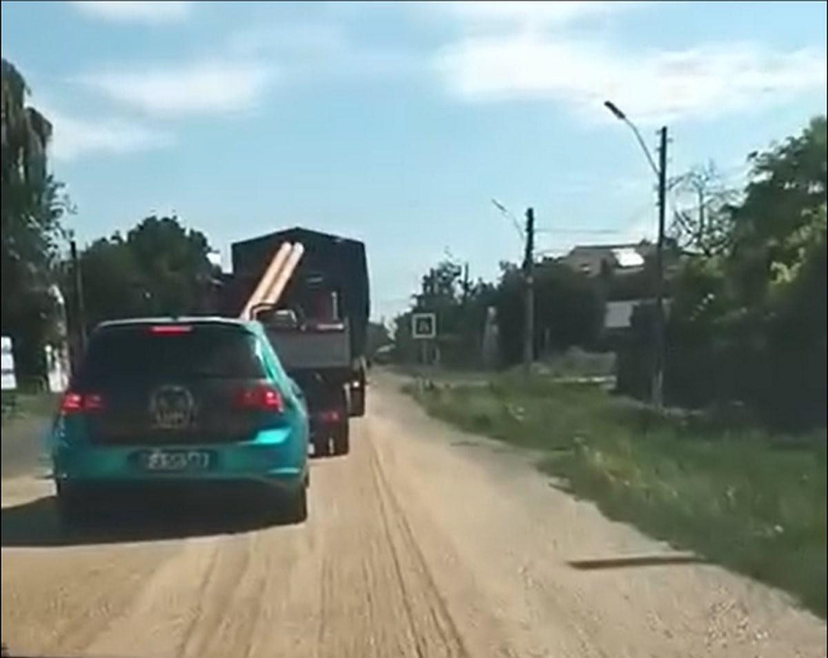 Un camion cu cereale a umplut șoseaua pe DN2B în Lacu Sărat, șoferul a primit amendă de 6.000 lei