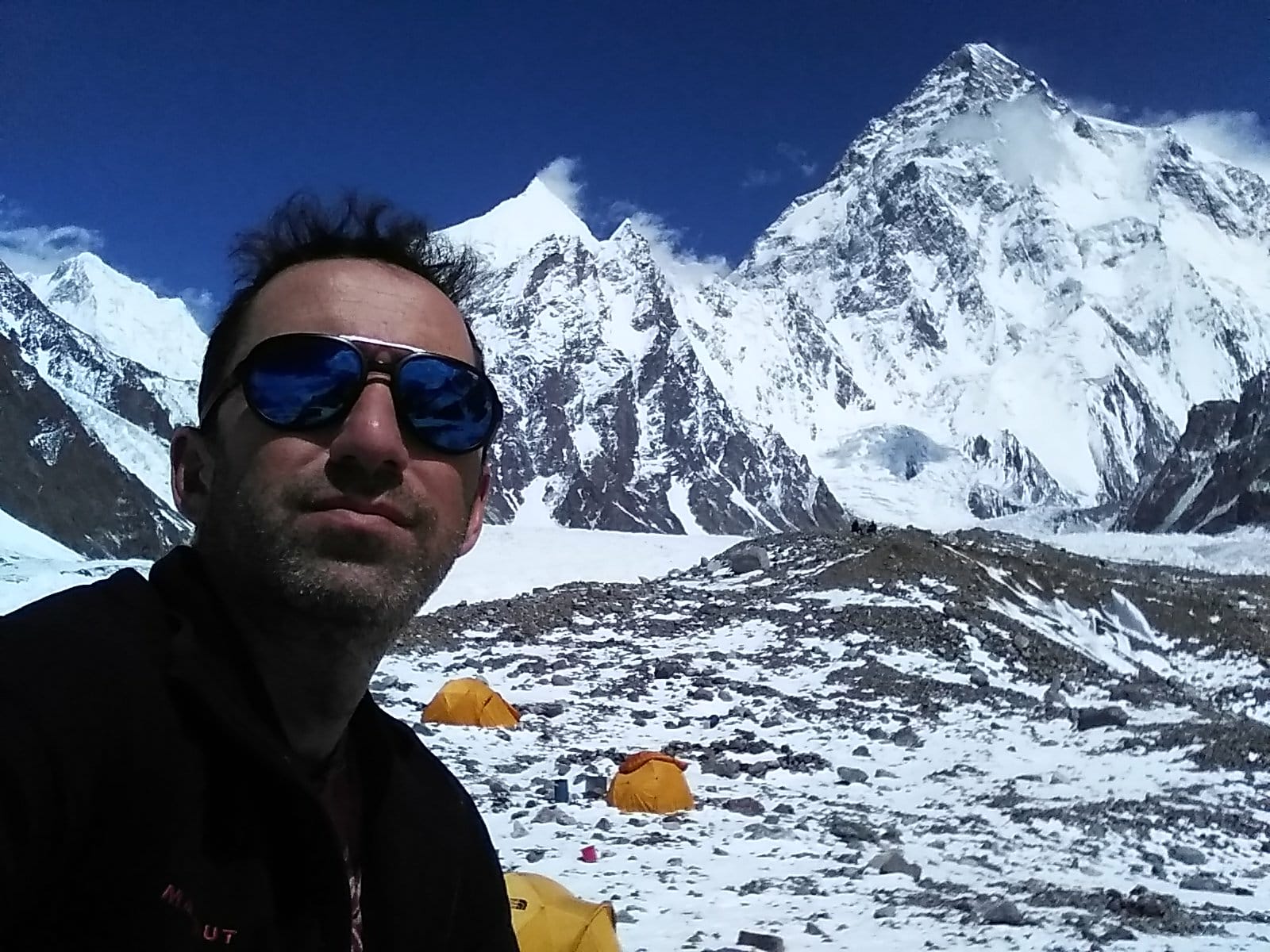 Alpinist român în munți, în timpul ascensiunii pe Gasherbrum II Alpinist român în munți, în timpul ascensiunii pe Gasherbrum II