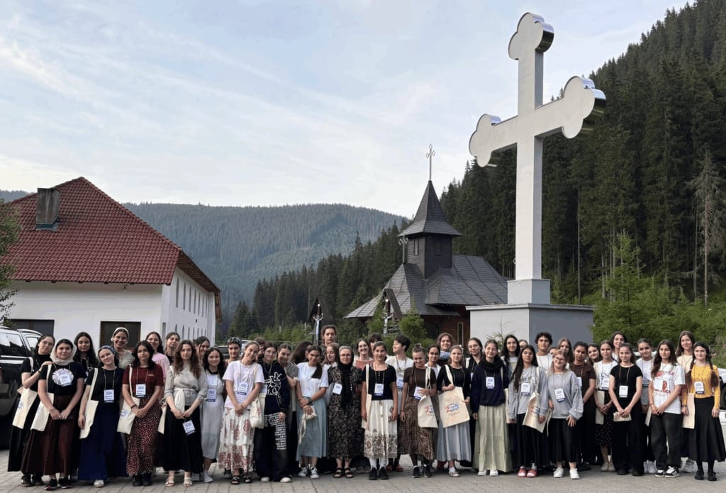 Adolescente participând la activități spirituale la Mănăstirea Obârșia Lotrului
