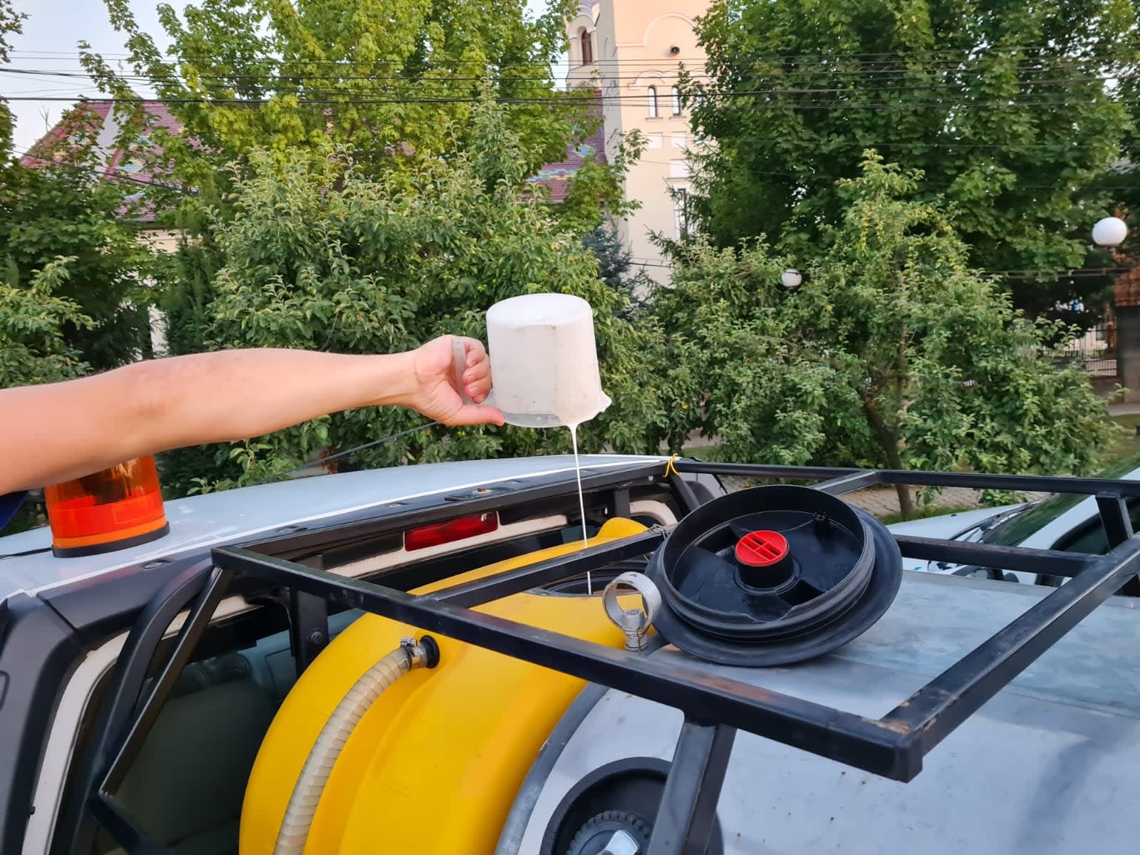 Echipaj de dezinsecție în acțiune în comună Echipaj de dezinsecție în acțiune în comună