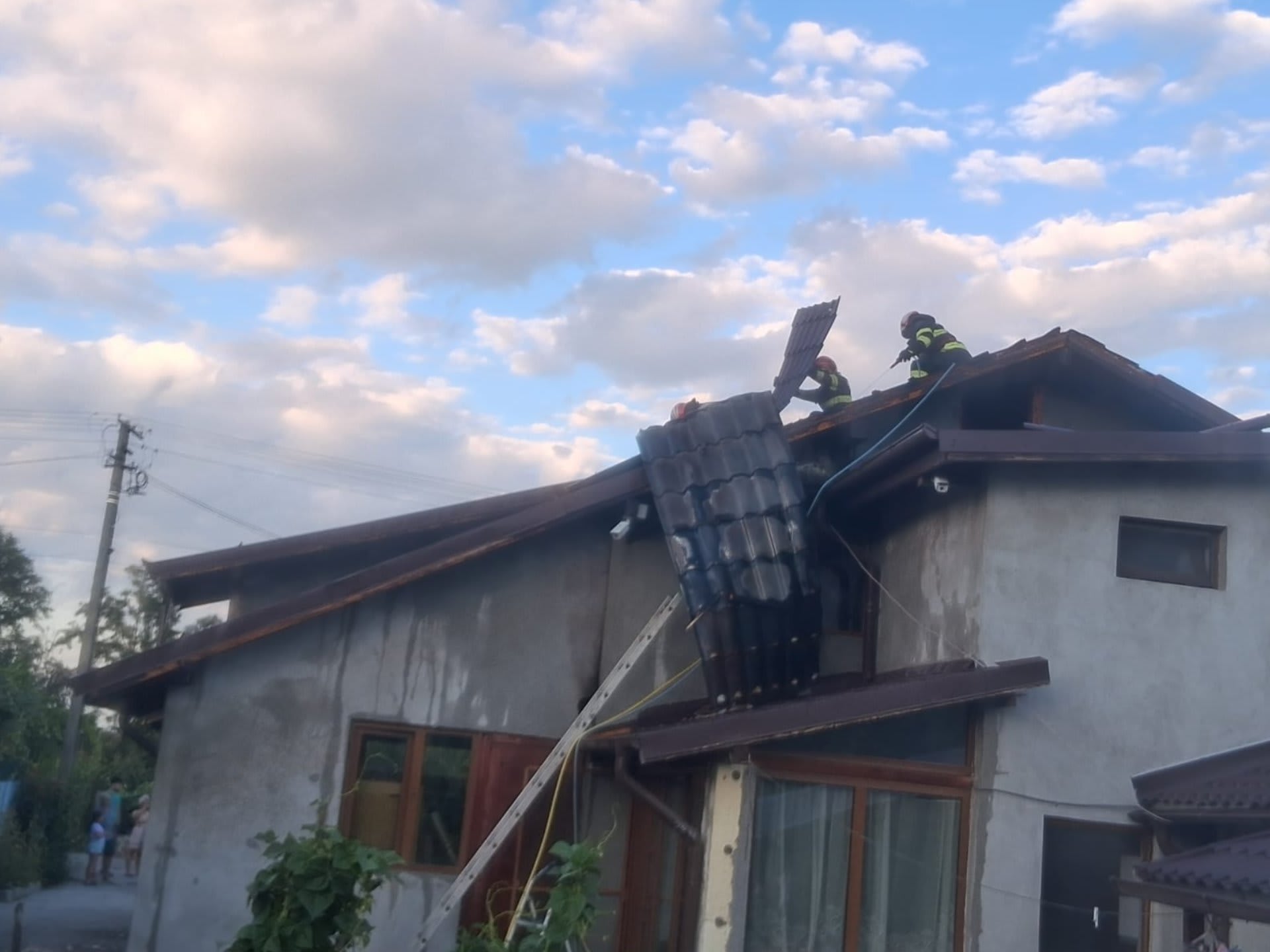 Pompieri în acțiune la un incendiu de locuință în Mihăești, Vâlcea