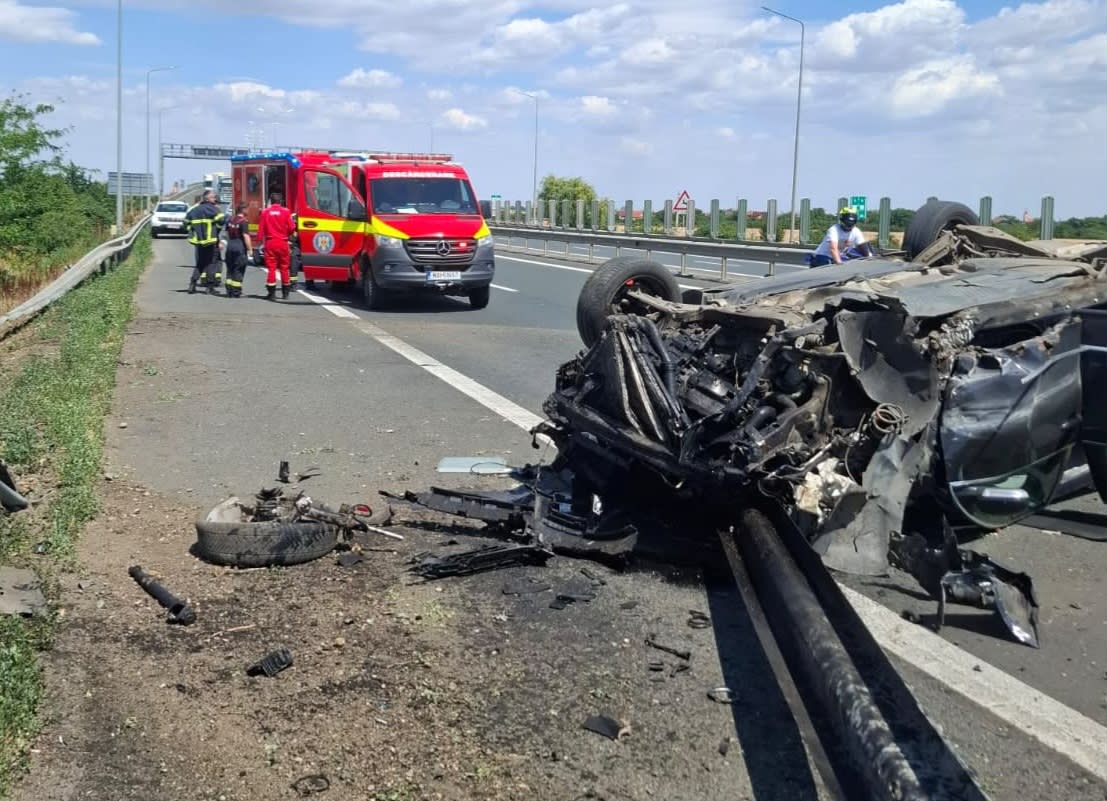 Echipaj de descarcerare extrăgând o femeie din autoturism accidentat pe autostrada A1