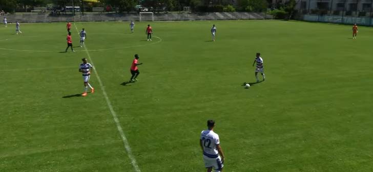 Jucători de fotbal în acțiune pe teren de antrenament Jucători de fotbal în acțiune pe teren de antrenament