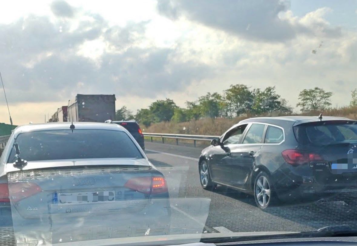 Accident rutier pe Autostrada A2, trei autoturisme avariate, echipaje de intervenție Accident rutier pe Autostrada A2, trei autoturisme avariate, echipaje de intervenție