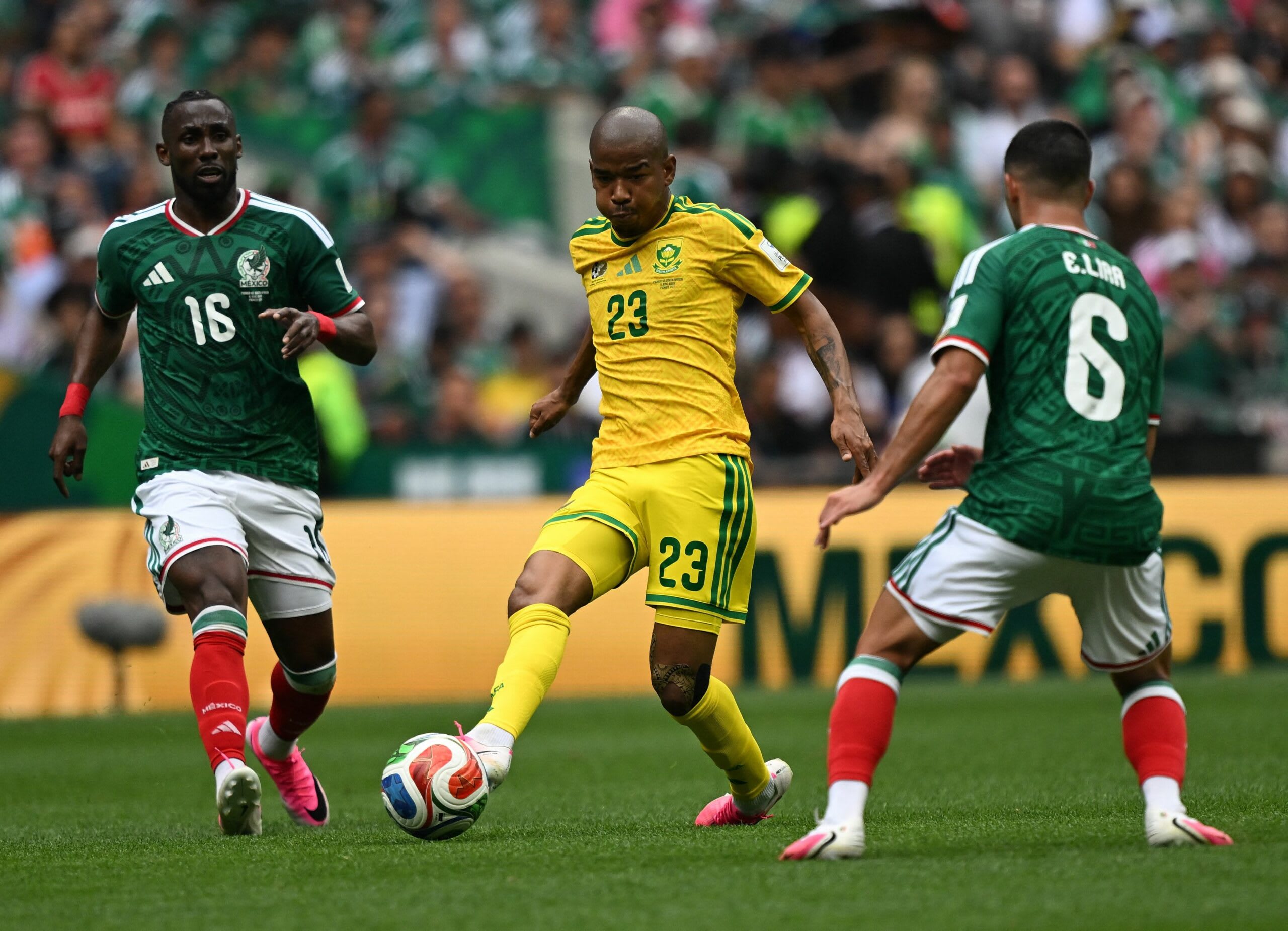 Fotbalist sud-african Jayden Adams în acțiune pe teren Fotbalist sud-african Jayden Adams în acțiune pe teren