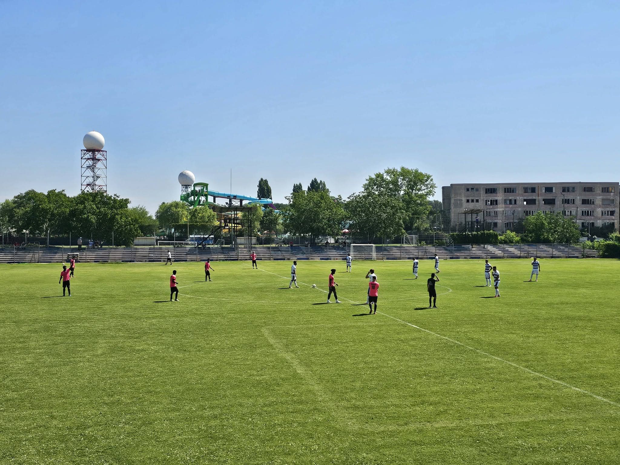Jucători de fotbal în acțiune pe terenul de la Electrica, Timișoara