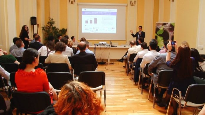 Profesor în fața unei clase cu participanți la curs de protecția datelor