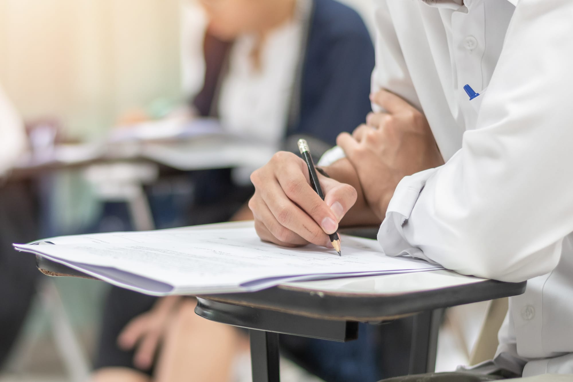 Elevi așteptând rezultatele la BAC 2026 în fața unui calculator Elevi așteptând rezultatele la BAC 2026 în fața unui calculator