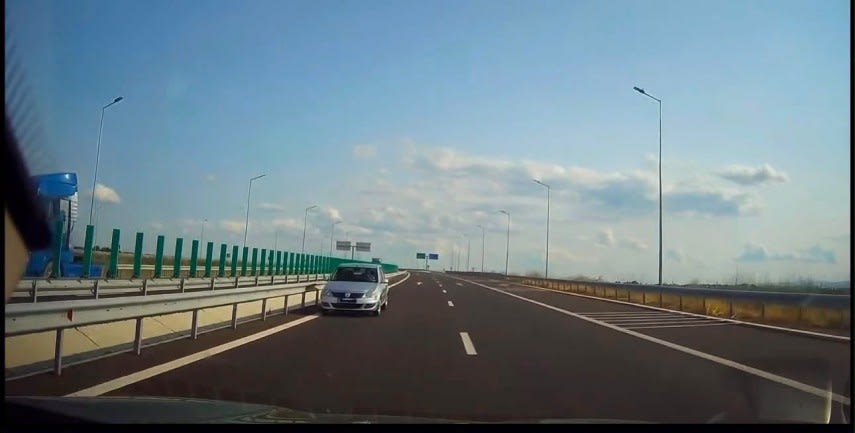 Polițist rutier verificând un șofer pe autostradă