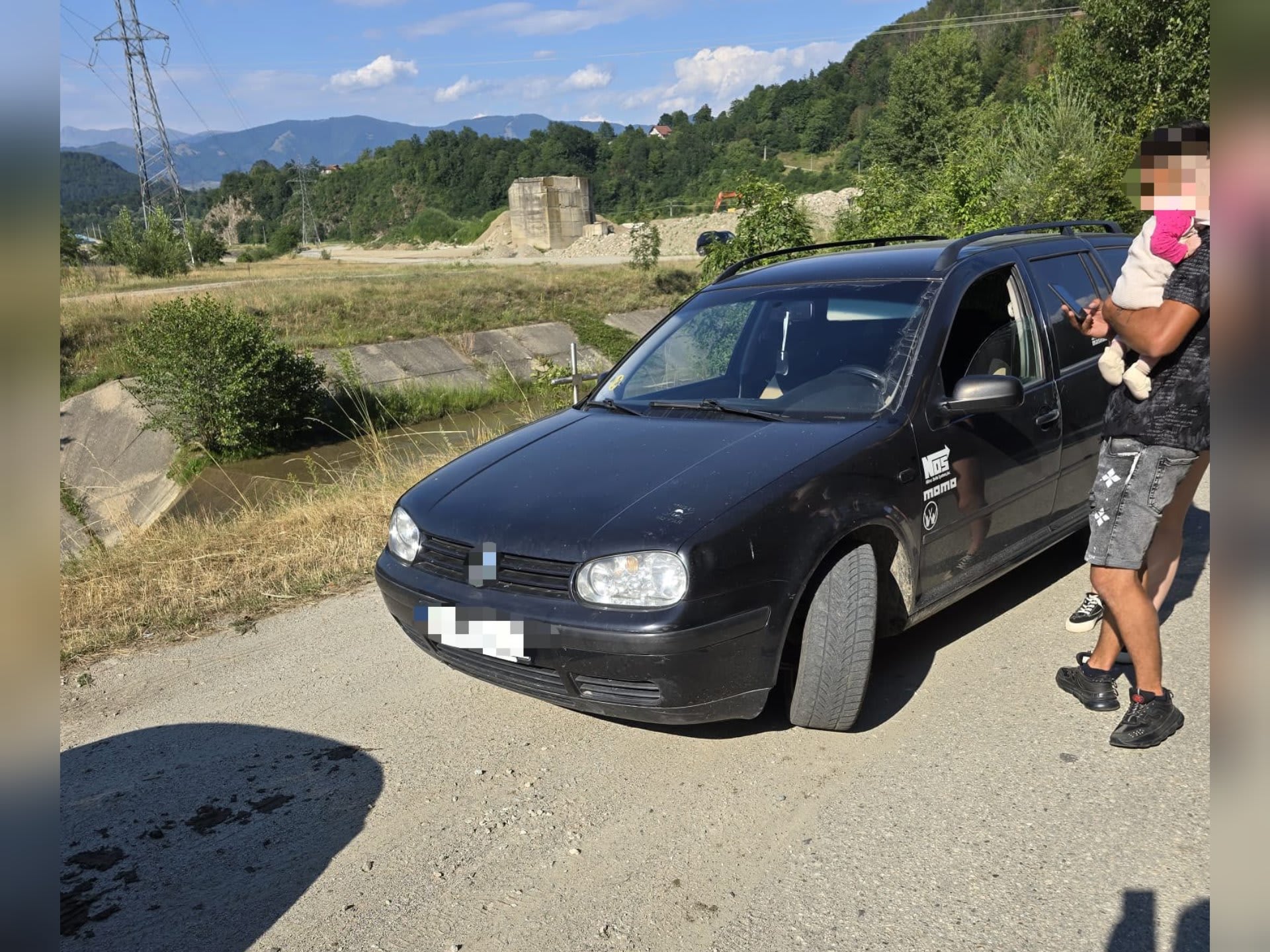 Polițiști rutieri oprind un autoturism pentru control în România Polițiști rutieri oprind un autoturism pentru control în România