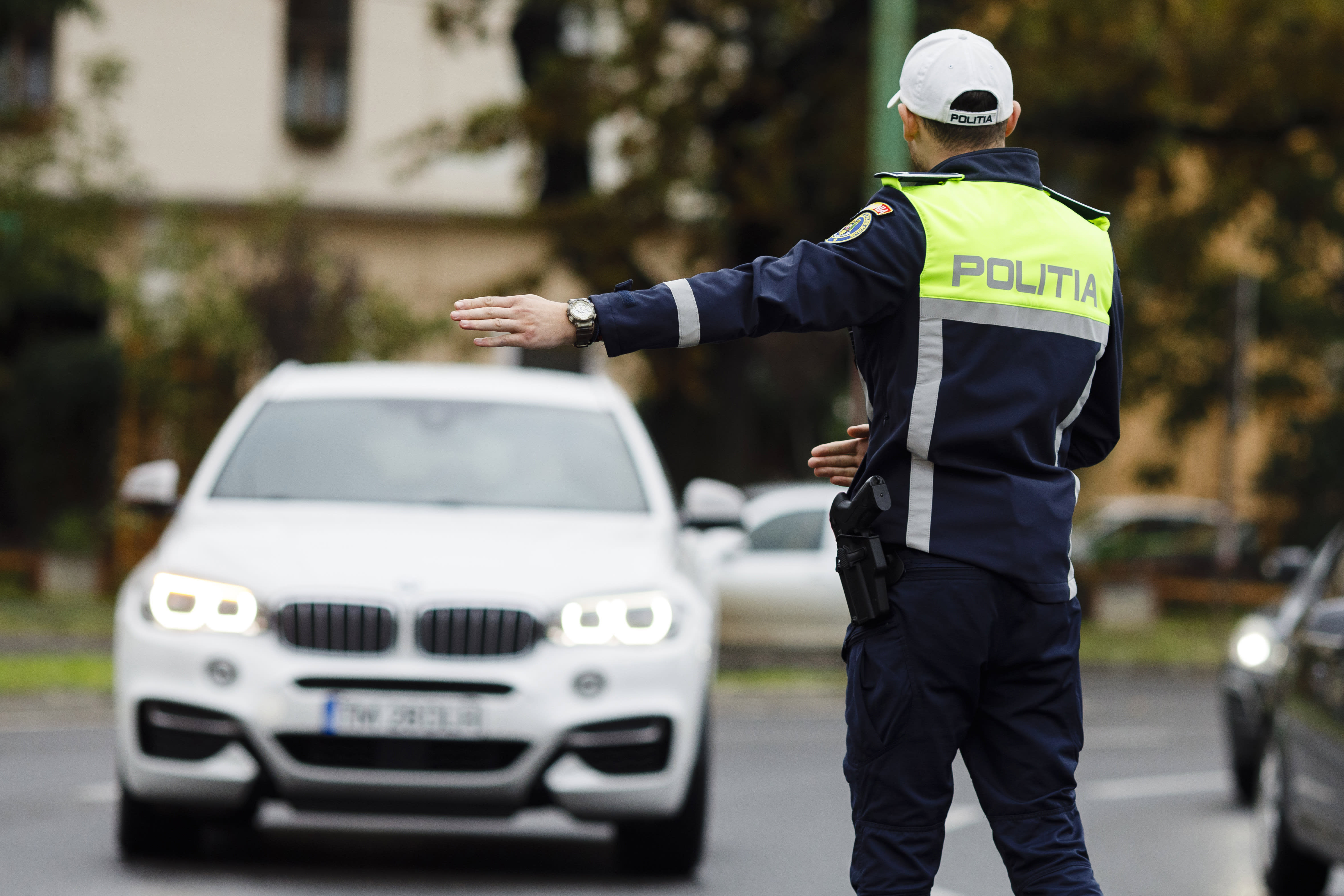 Fost agent de poliție în uniformă, acționând în trafic Fost agent de poliție în uniformă, acționând în trafic