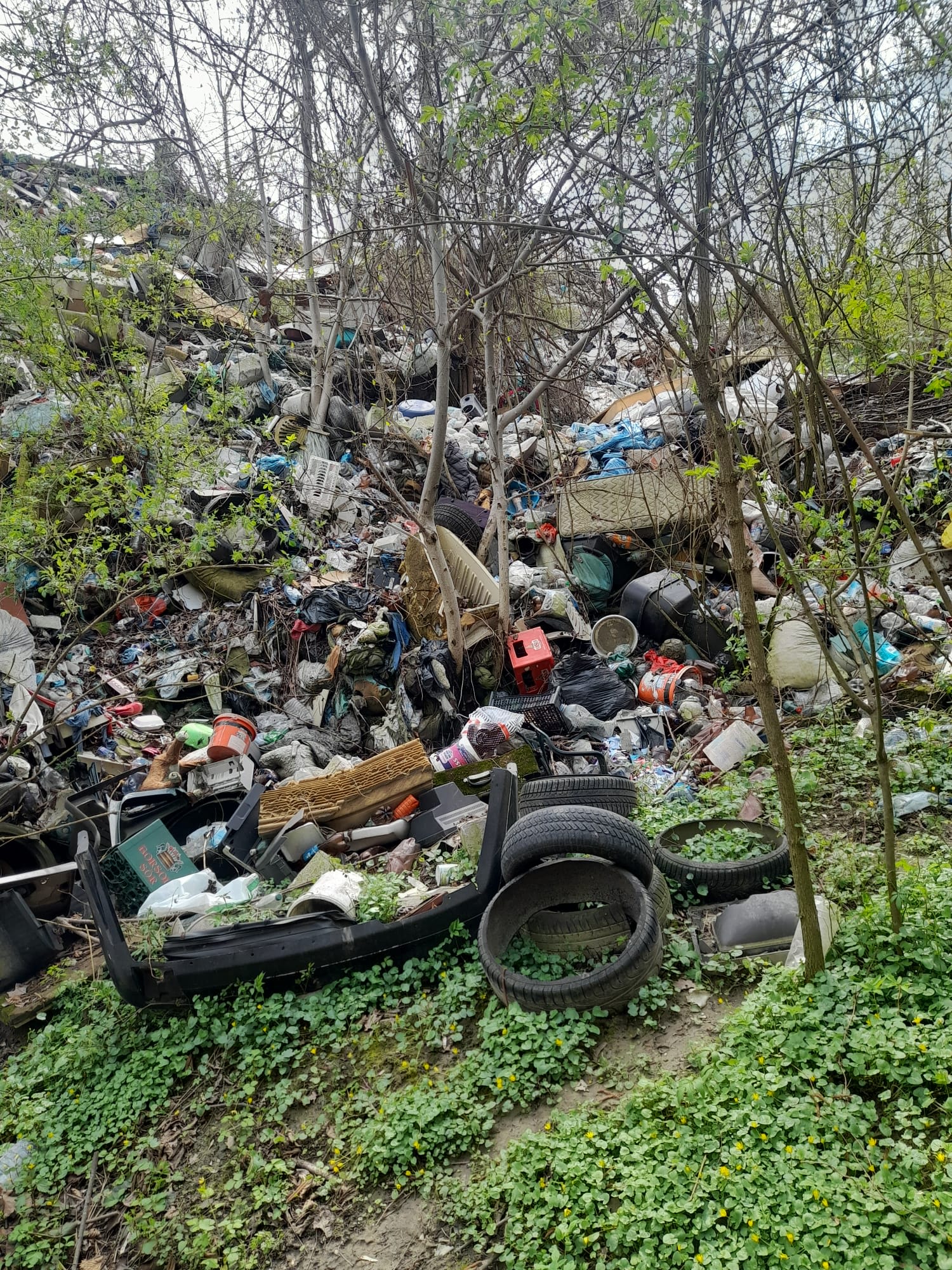 Gunoaie și deșeuri aruncate pe Strada Inătești din Râmnicu Vâlcea Gunoaie și deșeuri aruncate pe Strada Inătești din Râmnicu Vâlcea