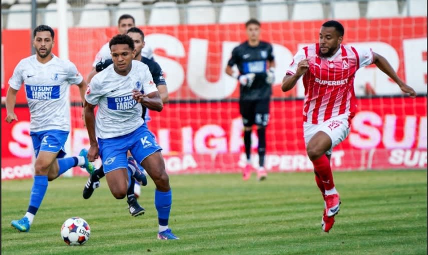 Jucători Farul și Dinamo în acțiune pe stadionul Arcul de Triumf